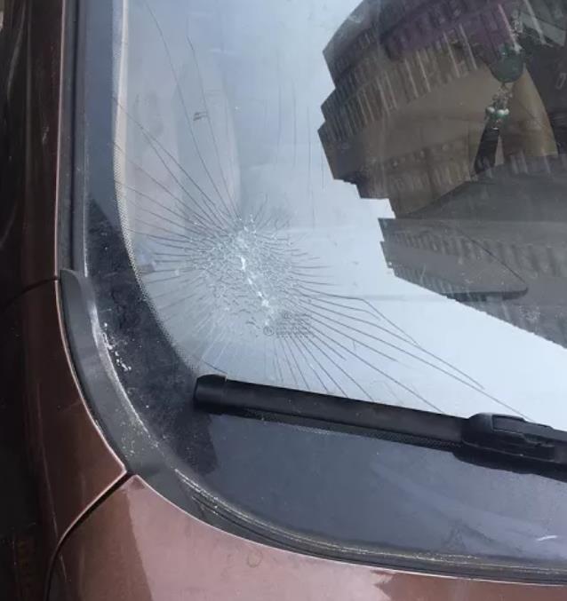 車窗被外墻脫落瓷磚砸裂,外墻看護保養(yǎng)不容忽視